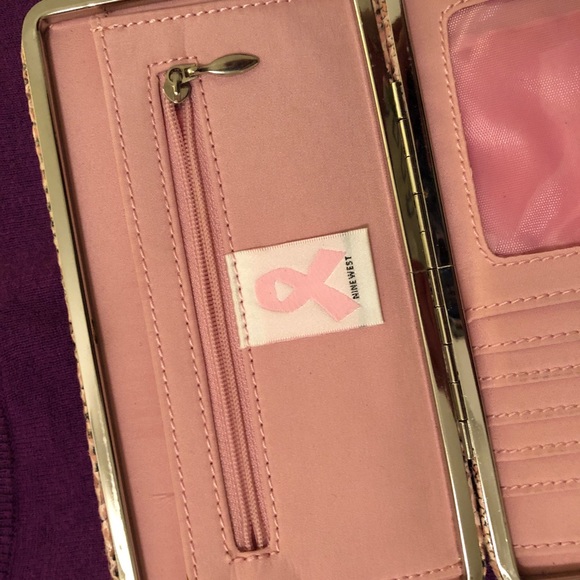 Nine West wallet, pink snakeskin pattern - Picture 2 of 3